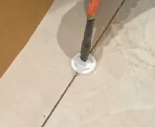 华蓥瓷砖空鼓维修公司专业解答瓷砖在铺贴过程中，如果没有涂抹均匀到位的粘结材料（如水泥砂浆或瓷砖胶），可能会导致以下问题