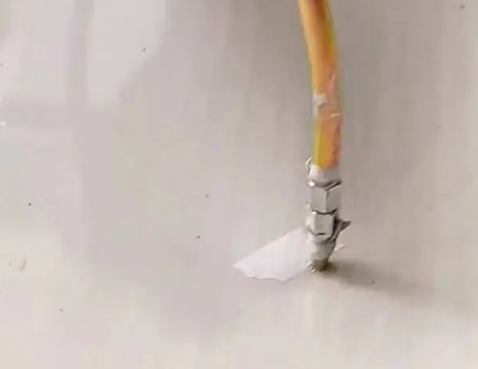 华蓥瓷砖空鼓维修公司专业解答在瓷砖铺贴过程中，如果使用的砂料过粗（如全部使用了粗砂），可能会导致以下问题