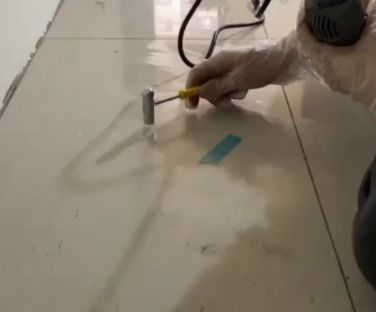 华蓥瓷砖开裂维修公司专业分享瓷砖在铺贴前如果没有沥干水分，将会导致以下问题