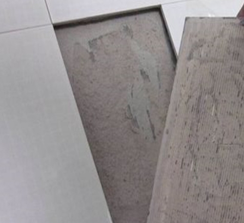 华蓥瓷砖空鼓维修公司分享瓷砖铺贴时如果打浆（即涂抹在瓷砖背面和基层上的砂浆或瓷砖胶）过少，会带来以下问题